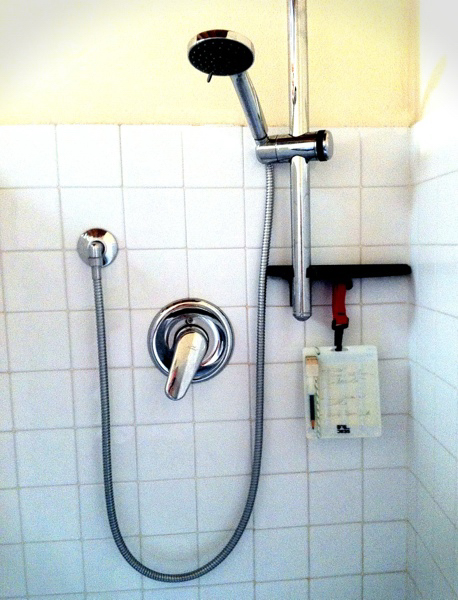 Idee creative: la tavoletta nella doccia by Pega