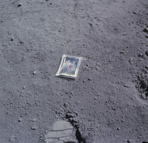 Charlie Duke photo on the Moon La foto lasciata sulla Luna